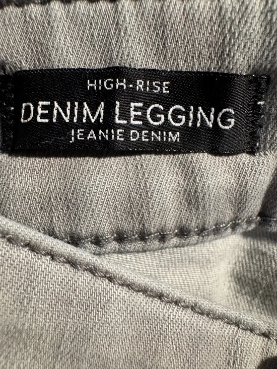 WHBM HIGH-RISE DENİM LEGGING
JEANIE DENIM IN GRAY CHARCOAL WASH - Picture 8 of 16